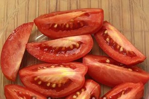 skär tomater i skivor