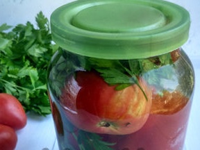 läckra tomater i en burk