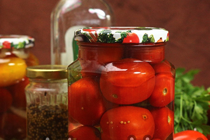 välsmakande skörd av tomater för vintern