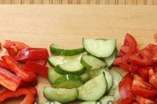 нарязани краставици, домати и чушки
