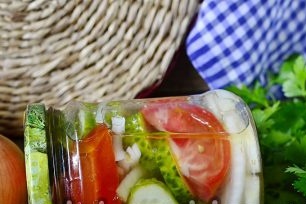 Komkommer- en tomatensalade voor de winter Je zult je vingers likken zonder sterilisatie
