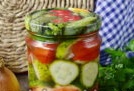 Komkommer- en tomatensalade voor de winter