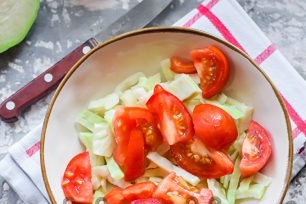 добавете нарязани домати