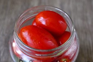 שים עגבניות בצנצנת