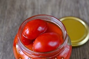 pour tomatoes with marinade