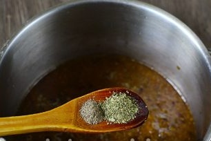 tillsätt kryddor i plommonpuréen