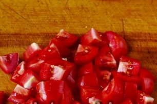 snijd de tomaten in verschillende stukken