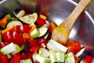 blanda alla hackade grönsaker i en skål