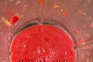hacher les tomates dans un mélangeur