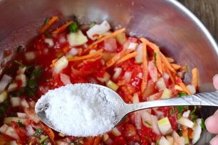 combineer de ingrediënten in één kom en voeg zout toe