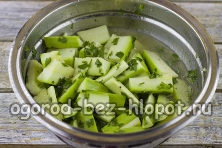 míchejte zeleninu s marinádou