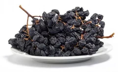 kaloricky černé sušené hrozny