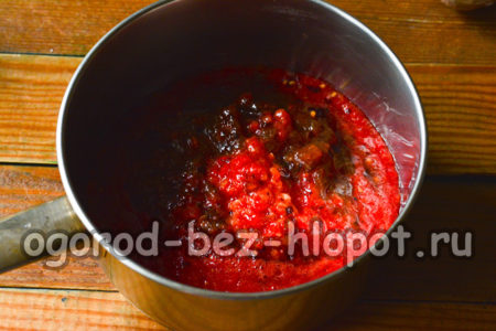 hacher les prunes et les tomates