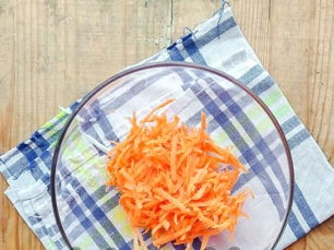 настържете моркови