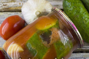 kant-en-klare komkommers in tomaat