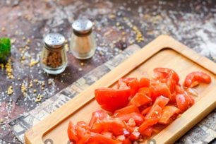 Picar tomates para estofado