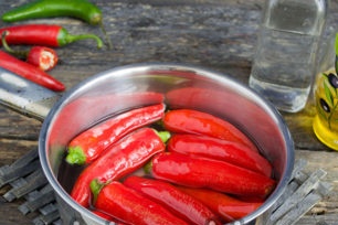 kook peper in een pan