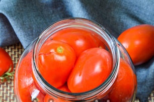 naplňte rajčaty