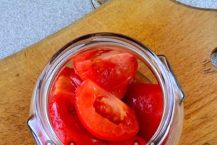 dajte paradajky do pohára
