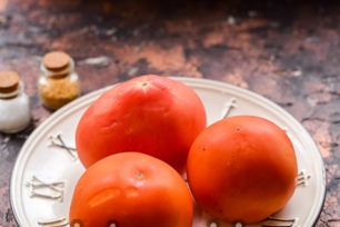 tvätta tomaterna