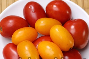 tvätta tomaterna