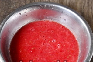להכין מיץ עגבניות
