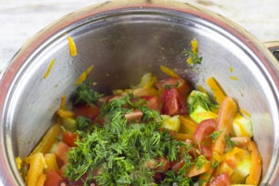 добавете домати, чесън, билки и други съставки