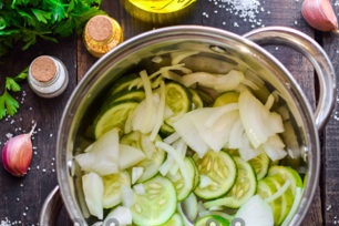 doe groenten in een pan