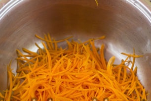 wortel parut dalam mangkuk