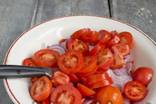 snij tomaten in plakjes