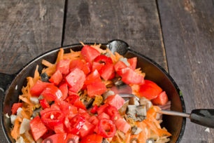 tillsätt tomater och chili