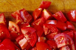 Snijd tomaten