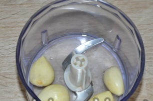 memotong bawang putih