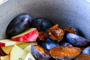 poner la fruta en una sartén