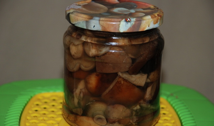 Pigs marinated for the winter with cinnamon in jars