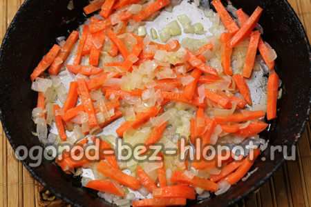 задушете лука с морковите