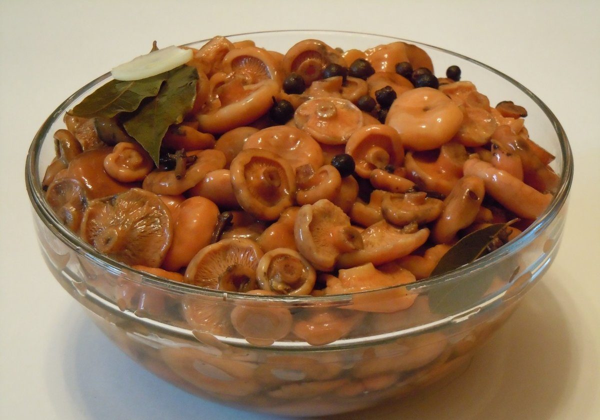 Pickled Mushrooms with Berries