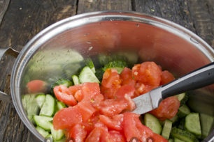 mengupas dan memotong tomato