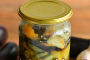 inlagd aubergine med morötter och vitlök