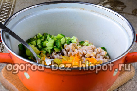 lägg gurkor, korn och rostade grönsaker i en kastrull