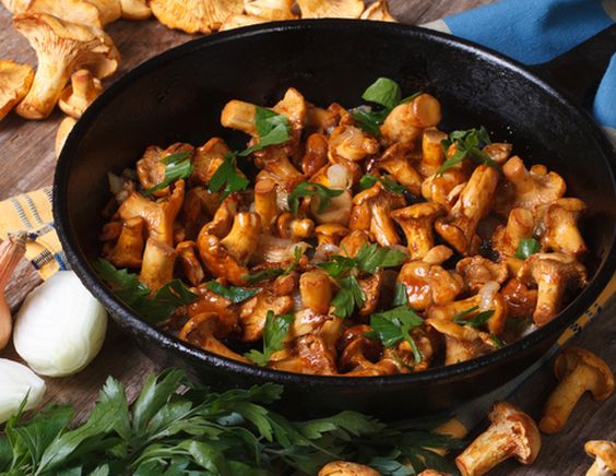 Fried chanterelles with onions