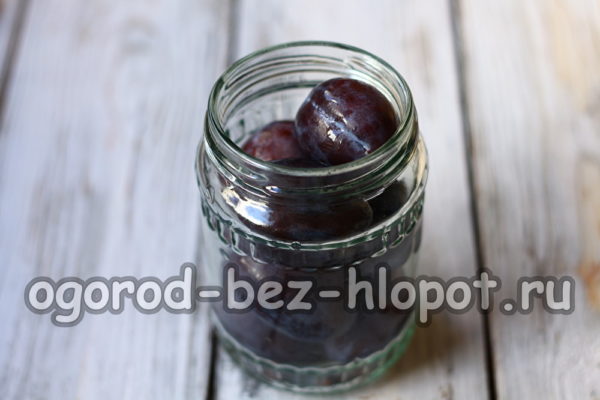 fill the jar with plums