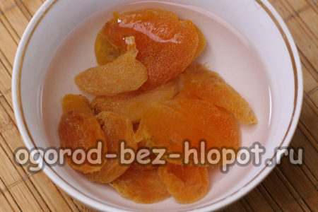 giet gedroogde abrikozen met kokend water