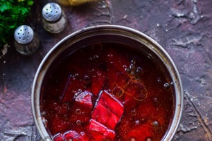 koka rödbetor i marinaden