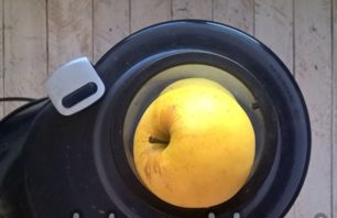 pommes à travers une centrifugeuse