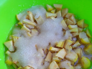 biarkan quince dalam gula selama sehari