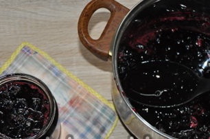 pour the jam in jars
