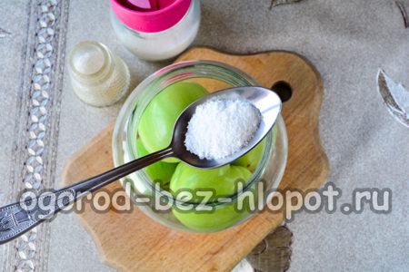 häll salt och socker i en burk