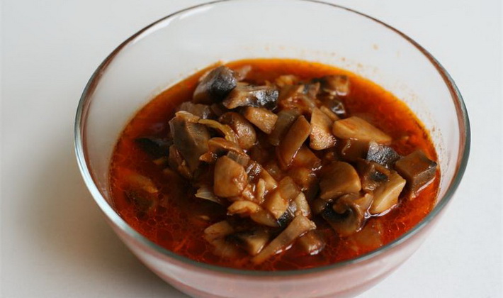 Honey mushrooms in tomato sauce
