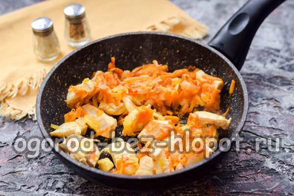 freír cebollas, zanahorias y pollo